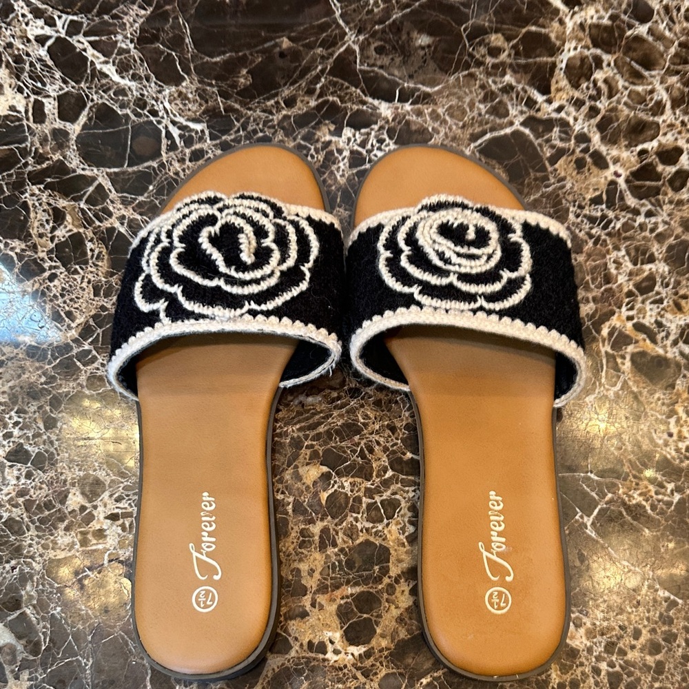 Forever Black and White Crochet Rose Slide. Size 7.5 NWOT